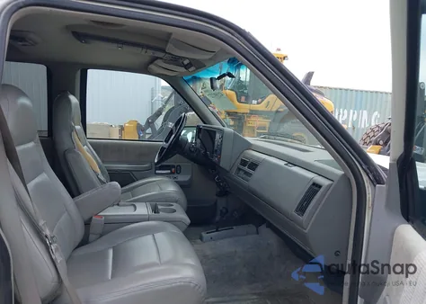 1994 GMC Suburban K2500 из США, поврежденный, VIN 1GKGK26N6RJ771534